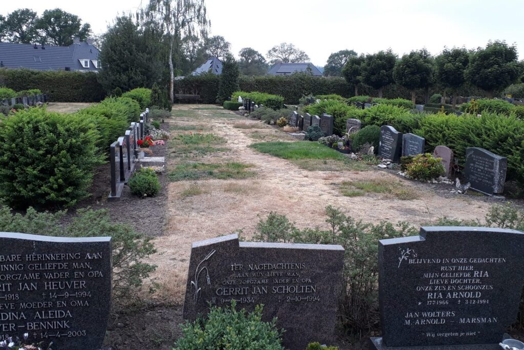 De begraafplaats vóór de renovatie, met kale grond tussen de graven