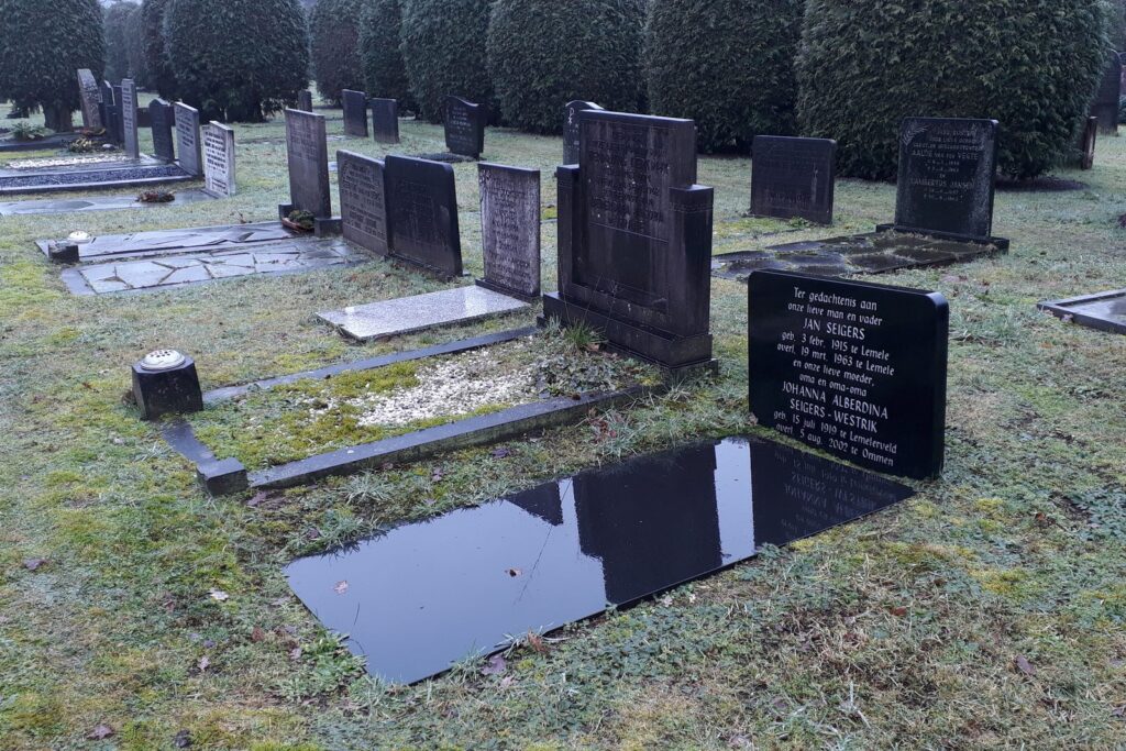 De oude begraafplaats vóór de renovatie, met liggende zerken